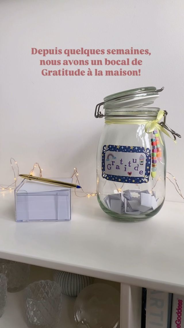 Pratiquer la Gratitude est quelque chose que je fais au quotidien depuis plusieurs années 🙏🏻

Au cours de la journée, j’exprime souvent ma Gratitude pour ce qui m’arrive, ce que je fais ou ce que j’apprécie: 
✨Merci pour la place de parking juste en face de la maison!
✨Merci pour le plaid qui me tient chaud!
✨Merci pour la voiture que je conduis!
✨Merci pour les jolis petits flocons que j’ai vu tomber hier soir!

J’écris aussi chaque soir dans un carnet 5 choses qui ont rendu ma journée plus agréable 🖋️

Mais je n’avais pas encore de bocal de Gratitude 🫙

Depuis quelques semaines, je note chaque soir une chose pour laquelle je suis vraiment reconnaissante ou qui m’a apporté de la joie ☀️

Il peut s’agir de petits ou de grands bonheurs, peu importe. 
Le plus important est de me concentrer sur ce qui va bien aujourd’hui et pourquoi je me sens réellement chanceuse 🍀 

Cela me permet de focaliser mon attention sur les choses positives du quotidien même les jours où j’ai l’impression que tout va mal 🙈

Exprimer sa Gratitude ce n’est pas faire abstraction du négatif mais c’est apprendre à changer de perspective et à poser un autre regard sur les choses parfois « ordinaires » de la vie 💫

Voir le bocal se remplir chaque jour de tous ces petits papiers me rempli de bonheur et je me dis que, finalement, ma vie est quand même géniale 🤩

C’est aussi un excellent moyen pour se reconnecter en famille ❤️ 
Lorsque vous êtes ensemble, après le dîner par exemple, chaque membre exprime ce pour quoi il est reconnaissant aujourd’hui.
Vous le notez ensuite sur un petit bout de papier et le glissez dans le bocal 🫙

Bonus 🎁
Une fois rempli ou à la fin de l’année, prenez un moment pour relire toutes vos Gratitudes passées, coup de boost au moral garanti 🌈

Alors, tu vas essayer?
.
.
.
#gratitude #bocaldegratitude #gratitudejar #merci #thankyou #reconnaissante #developpementpersonnel #bienetre #coach #coachmotivation #coachdeveloppementpersonnel