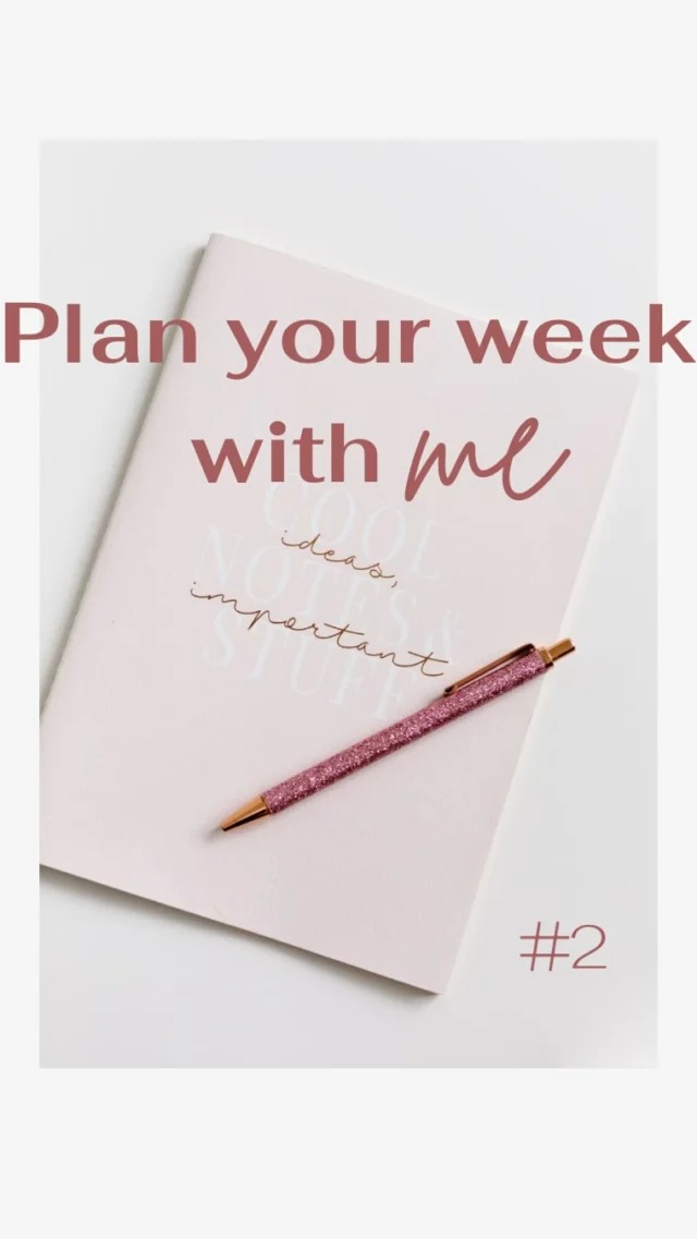 Ce matin, on a parlé des objectifs que l’on s’était fixé la semaine dernière et que l’on a atteint 🙌🏻 ou pas 🤷🏼‍♀️

Quand cela ne fonctionne pas, il est important d’analyser les raisons pour lesquelles tu n’es pas passée à l’action et trouver ensuite des astuces pour y remédier 🪄

- Peut-être que la tâche était trop ambitieuse? 
➡️ Découpe ta tâche à accomplir en plus petits morceaux 

- Tu as eu un imprévu? 
➡️ Cela arrive, lâche prise et mets en place une micro action dès que possible!

- Ta vision n’était pas tout à fait claire? ➡️ Sais-tu POURQUOI tu veux atteindre cet objectif? Quel est l’enjeu?

De mon côté, vu que cette semaine est un peu mouvementée 🤪 (enfant malade et journée pédagogique) je ne vais pas me rajouter de pression et je vais simplement reprendre 2 objectifs que je n’ai pas réussi à réaliser la semaine dernière + ma «routine» hebdomadaire:
🔥 Aller 3x à la salle de sport
🤓 Rédiger une actualité pour ma fiche Google
🎨 Réaliser mes supports de story pour mon accompagnement « Good Habits »
✍🏻 Créer et poster 2 publications Instagram
🗓️Continuer mes 5 habitudes du mois de janvier
🖼️ Imprimer les images pour mon vision board perso

Voili voilou 🤗

Et toi? Quel(s) est(sont) ton/tes objectif(s) pour cette nouvelle semaine ☀️?
.
.
.
Rendez-vous chaque lundi à 10h30 pour planifier ensemble notre semaine 🙌🏻

Au programme de ces « live» 🎥:
- Planification des objectifs de la semaine 📆
- S’encourager et se motiver pour les atteindre 👏🏻
- Célébrer nos réussites 🏆
- Trouver des solutions pour y arriver 💡
.
.
.
#organisation #agenda #planification #motivation #goals #objectifs #coach #coachmotivation #coachdeveloppementpersonnel #developpementpersonnel #habitudes #planyourweekwithme #2025reset