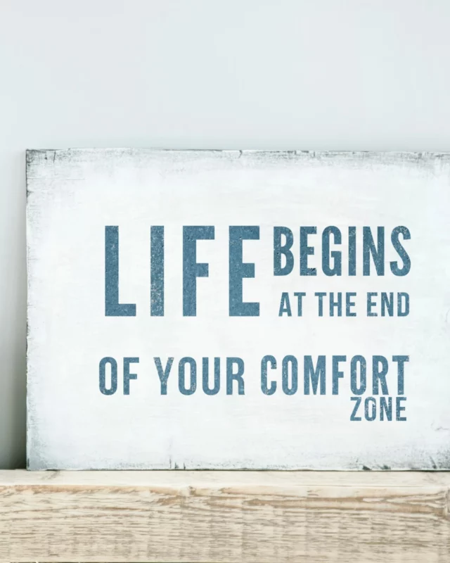 Et si tu osait? 💥

L’être humain a plutôt tendance à rester dans sa zone de confort, sa zone de sécurité dans laquelle il se sent à l’aise et en «contrôle» 🤓

L’inconvénient, en restant dans cette zone si confortable, c’est que tu stagnes ⏸️

C’est sûr, sortir de sa zone de confort demande de l’audace et du courage 💪🏻

Il te faudra:
➡️ affronter l’inconnu
➡️ prendre des risques (calculés)
➡️ faire face à tes peurs
➡️ expérimenter de nouvelles choses 

Mais l’avantage, c’est que cela t’aidera surtout à GRANDIR 🌱

Comme tu le sais, la croissance personnelle ne se trouve jamais dans la facilité 🦋

Car tu as beau avoir des rêves, des projets ou des objectifs ambitieux, si tu n’oses pas sauter le pas vers la peur et l’inconfort (qui plus est n’est que temporaire!) ta réalité ne changera pas 🙅🏼‍♀️

Alors comment sortir progressivement de ta zone de confort dans laquelle tu es spectatrice de ta vie pour aller vers cette zone de grandeur où tu en es l’actrice 👸🏼❓

👉🏻 Pour le savoir, je t’invite à aller lire ce nouvel article sur le blog 📝

Commente CONFORT pour recevoir le lien vers l’article complet 🚀
.
.
.
#zonedeconfort #sortirdesazonedeconfort #développementpersonnel #croissancepersonnelle #objectifs #passeralaction #confianceensoi #evolution #succes #coach #coachdeveloppementpersonnel