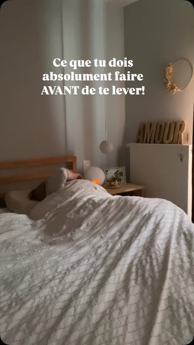 Et si je te disais que ta journée commence avant même que tu te lèves ? 

Tu ne le sais pas encore mais chaque matin, tu as le pouvoir de décider de ton énergie et de la direction que prendra ta journée 🪄

Aujourd’hui, je te propose un petit rituel qui te mettra dans un état d’esprit positif avant même que tu n’aies posé le petit orteil par terre 🙌🏻

Dès que ton réveil sonne et avant de sortir de ton lit, prends quelques minutes pour :

🌙 Remercier l’univers : Sois reconnaissante pour la nuit que tu viens de passer au chaud et pour ce nouveau jour qui s’offre à toi. 
Peu importe les défis ou les imprévus, chaque matin est une opportunité de créer du beau et du positif dans ta vie 💖

☀️ Poser une intention : Comment veux-tu vivre cette journée ? 
Dans la joie, la sérénité, la confiance ? 
Dis-le à haute voix ou mentalement : “Aujourd’hui, je choisis de vivre une journée magnifique, remplie d’opportunités et d’énergies positives.”

💫 Choisir ton énergie : Tu le sais, ta façon de te réveiller définit ton état d’esprit pour la journée. 
Si tu ouvres les yeux en râlant ou en stressant, ton esprit captera cette fréquence.
Mais si tu démarres avec gratitude et intention, tout change ✨

Personnellement, j’aime répéter quelques affirmations comme par exemple « Je suis tellement heureuse », « Je suis riche » ou encore « Merci pour cette incroyable journée qui commence! » et je me focalise sur la chose la plus chouette que je ferai aujourd’hui (voir une amie, aller à ma séance de sport, manger un délicieux petit déjeuner, faire une méditation…) 🌈

Tu verras à quel point cela transforme ton quotidien 💫

Et toi, est-ce que tu prends le temps de t’ancrer positivement avant de commencer ta journée ? 

#routinematinale #morningroutine #routine #rituel #intention #gratitude #energiepositive #penseepositive #developpementpersonnel #habitudes #bienetre #coach #coachdeveloppementpersonnel
